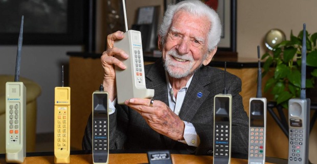 Ingenieur Martin Cooper mit der Kopie des ersten Original-Handys | Credit: VALERIE MACON / AFP / picturedesk.com