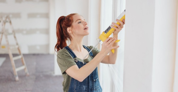 Frau arbeitet an einer Wand | Credit: iStock.com/stockfour
