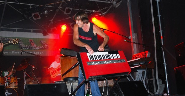 Gert Prix mit Musikinstrument