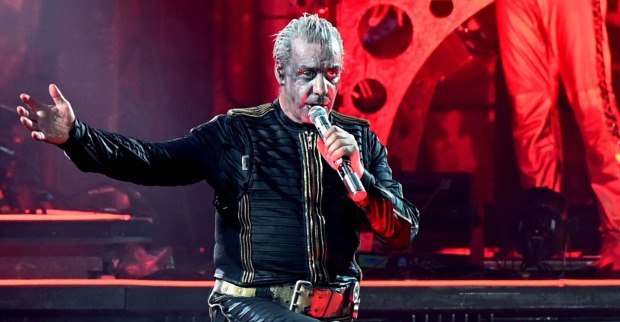 Frontmann Till Lindemann singend und aufwendig geschminkt bei einem Konzert.