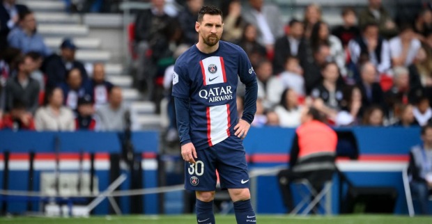 Lionel Messi skeptisch auf dem Spielfeld.