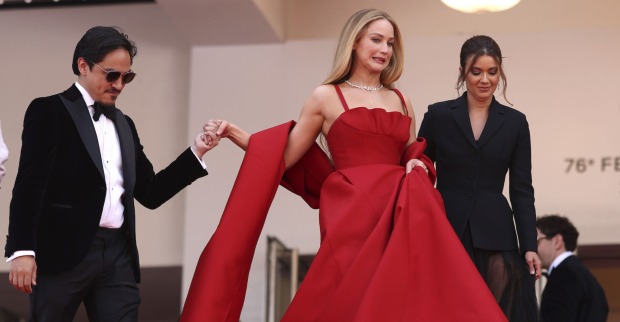 Jennifer Lawrence Grimassen schneidend auf dem roten Teppich.