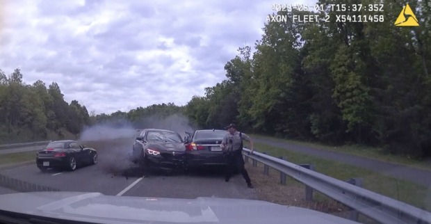 Der Moment, in dem das BMW in das stehende Fahrzeug Crash.