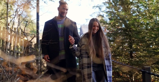 Lisa und David bei einem Spaziergang im Wald.