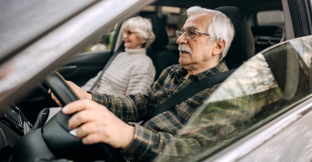 Älteres Ehepaar fährt mit dem Auto