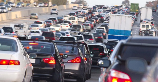 Autos stehen auf der Autobahn im Stau