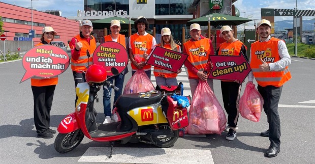 McDonald's Hohenems Team mit Bürgermeister Dieter Egger, Stammgast Dietmar Braun und Franchisenehmer Loek Versluis.
