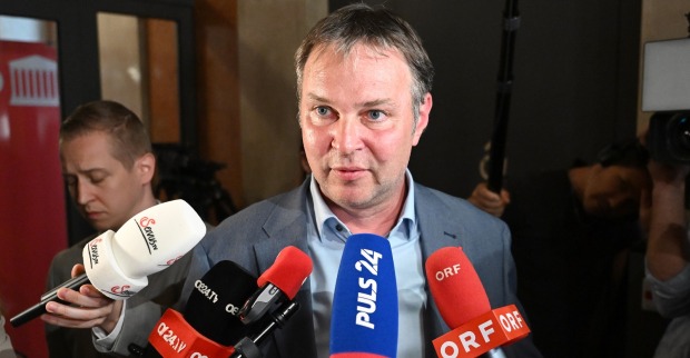 Andreas Babler nach einer Sitzung vor den Mikrofonen von Servus, ORF und Puls4.