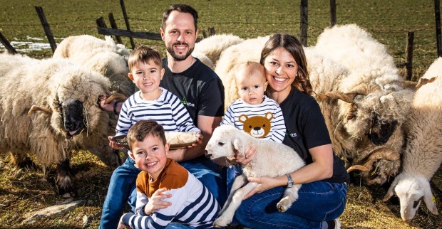 Familie Weitschacher vor Walliser Schwarznasenschafen