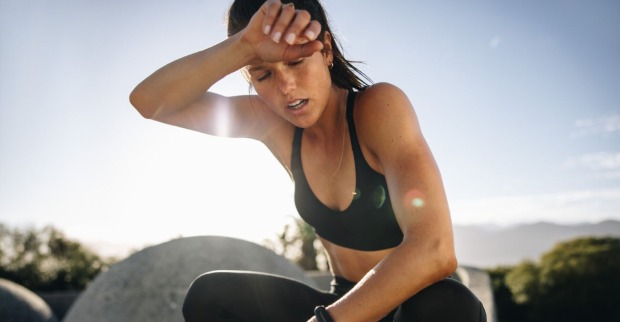 Frau ist fertig vom Training und schwitrzt |Credit: iStock.com/jacoblund