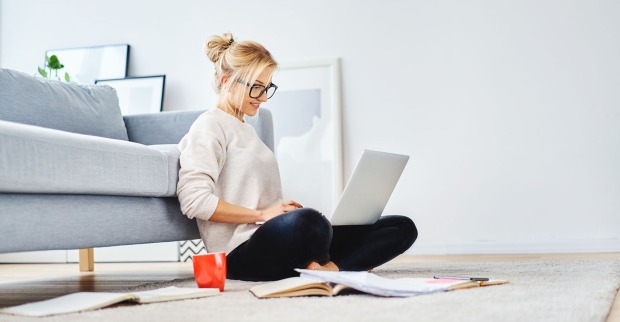Frau sitzt am Boden im Homeoffice | Credit: iStock.com/BartekSzewczyk