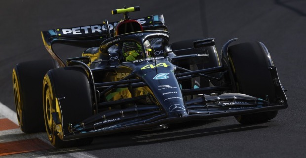 Lewis im Mercedes Formel 1-Wagen mit der Nummer 44.