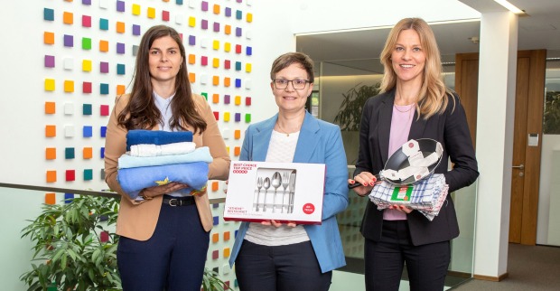 Lara Hanslik (Volksbank Vorarlberg), Anja Natter (Leiterin ifs FrauennotWohnung) und Mirjam Pfundt-Kempkes (Volksbank Vorarlberg) (v. li.)