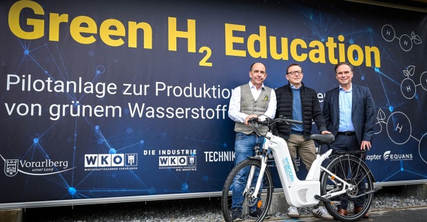 Rudolf Sams (Abteilungsvorstand Chemieingenieure), Industrie Bildungssprecher Udo Filzmaier und Michael Amann (Wirtschaftskammer) (v. li.)