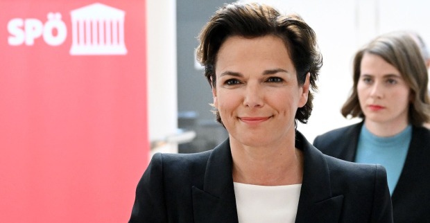 Rendi-Wagner in Großaufnahme beim Gehen. Sie wirkt entspannt und gelöst, im Hintergrund ihre Pressesprecherin.