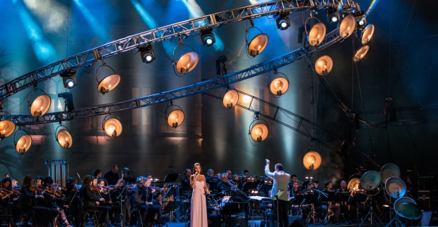 Sängerin auf Bühne mit Orchester