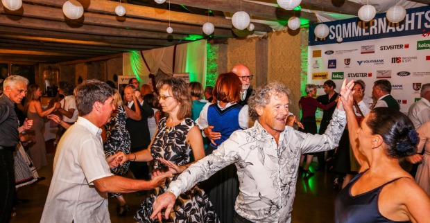 Sommernachtsball-Gäste auf der Tanzfläche