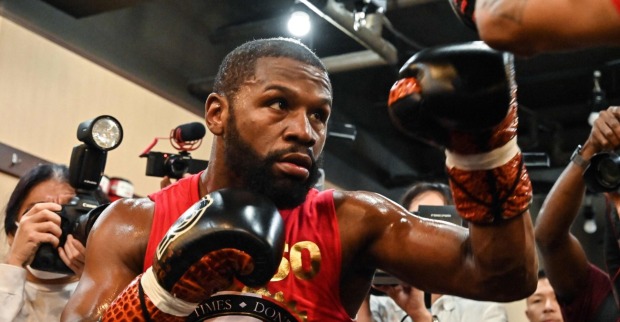 Nahaufnahme des Boxers Floyd Mayweather, der für die Kamera eine Kampfhaltung einnimmt