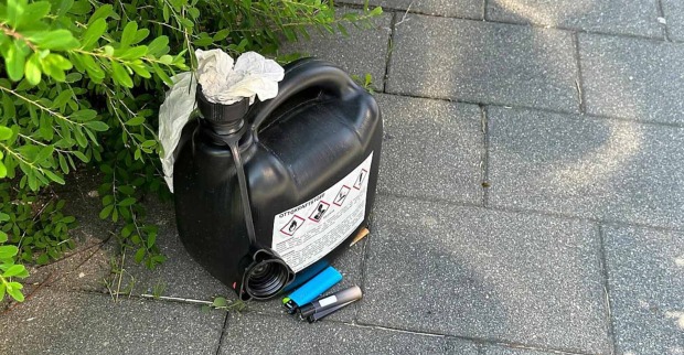 Benzinkanister auf Steinboden