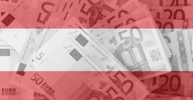 Österreichische Flagge mit Geldscheinen hinterlegt