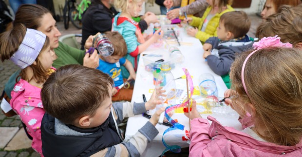 Kinder beim Basteln am Tisch