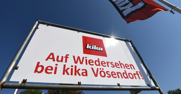 Schild vor dem Kika-Möbelhaus in Vösendorf mit der Aufschrift "Auf Wiedersehen bei kika Vösendorf"