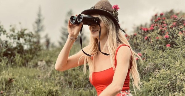 Eine Frau mit blonden langen Haaren und Badeanzug.