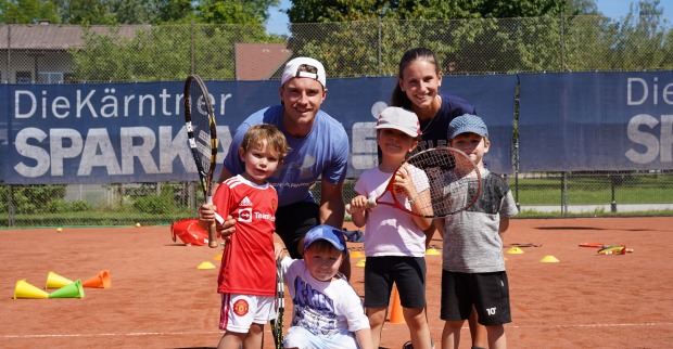 Julia und Tobias Speiser mit Kindern auf dem Tennisplatz