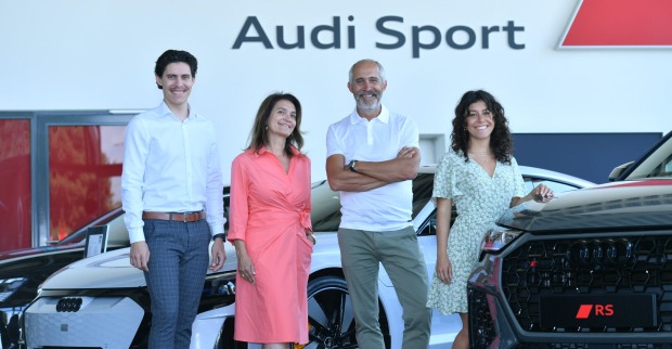 Vier Mitglieder der Familie Krainer vor mehreren Audi Sport-Modellen