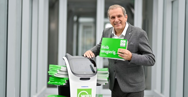 Andreas Görgei mit dem neuen WIFI-Kursbuch