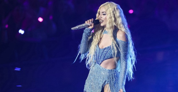 Ava Max performt im Glitzer-Outfit auf der Bühne.