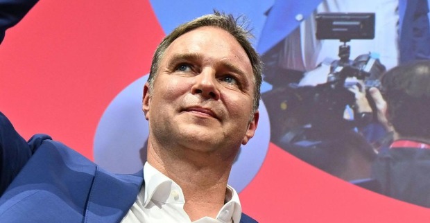 Andreas Babler auf der Bühne des Sonderparteitags