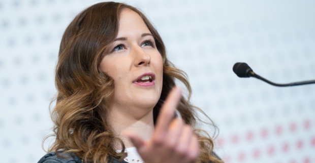 Porträt von Staatsekretärin Plakolm