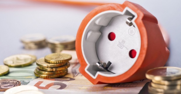 Eine Steckdose auf einem Stapel Geld