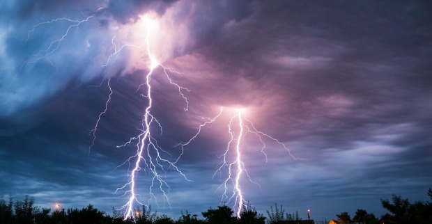 Gewitter mit zwei Blitzen und dunklem Himmel.