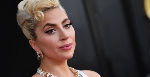 Lady Gaga bei einer Gala im Halbporträt. Sie ist stark geschminkt und hat die Haare hochgesteckt