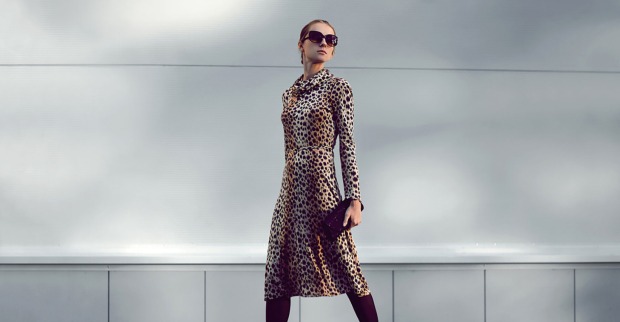 Frau mit Leopardenprint Kleid | Credit: iStock.com/Guasor