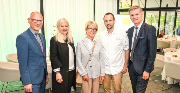 Stefan Moosbrugger (Falstaff), Michaela Wagner-Braito (GF Lebenshilfe Vlbg.), Adriane Feuerstein (Präs. Lebenshilfe Vlbg.), Haubenkoch Stefan Lenz (Falstaff), Casino Dir. Bernhard Moosbrugger