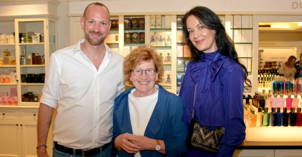 Geschäftsführer Georg Oelschlägel und Marketingleiterin Claudia Scheiber-Daublebsky von Nägele &amp; Strubell mit Stadträtin Marie-Louise Hinterauer (m.)