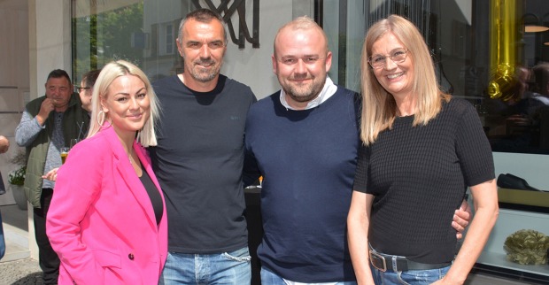 Sanela Bogdanovic und Partner Dejan Jovic (2. v. r.) mit Oliver und Birgit Schnellrieder.