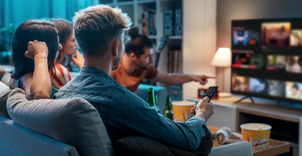 Freunde schauen zusammen Netflix | Credit: iStock.com/demaerre