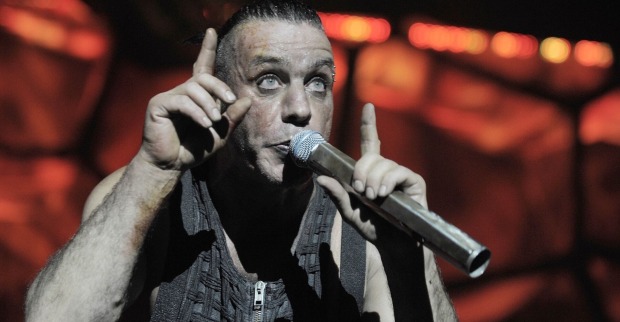 Großaufnahme von Lindemann auf der Bühne bei einem Rammsteinkonzert in Hamburg, 2011.
