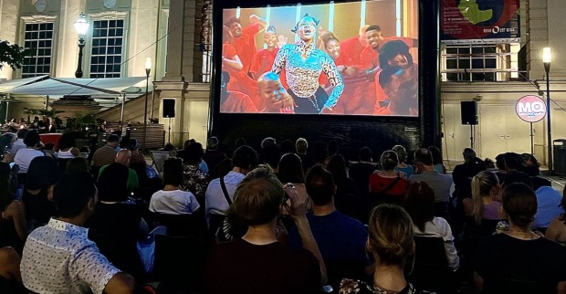 Zuschauer im frameout-Sommerkino im Museumsquartier | credit: frameout