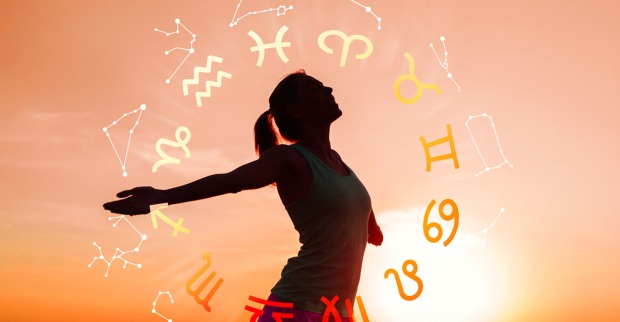 Frau steht in der Natur | Credit: iStock.com/grinvalds