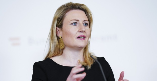 Susanne Raab in Großaufnahme bei einer Pressekonferenz