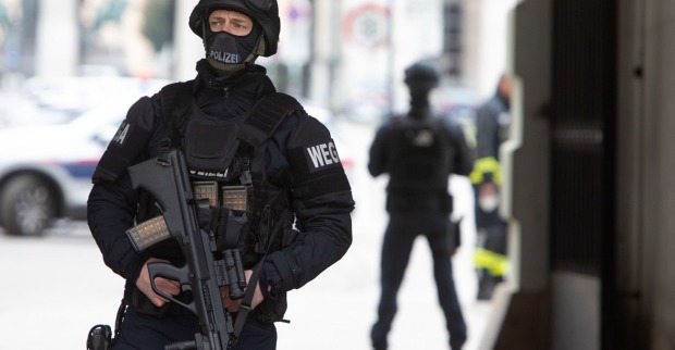 Ein schwerbewaffneter Polizist mit Schutzkleidung. Am Arm die Aufschrift Wega.