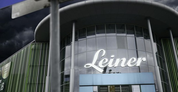 Leiner Möbelhaus und darüber Gewitterwolken
