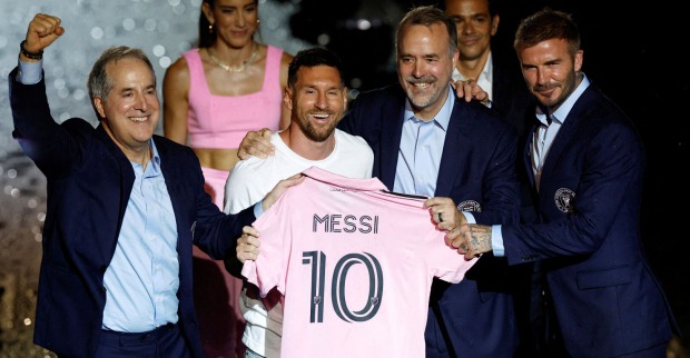 Lionel Messi wird von der Clubführung von Inter Miami im Heimstadion des Vereins sein neues Trikot übergeben