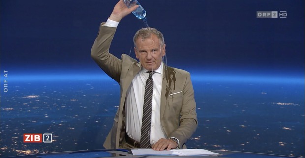ZIB2-Moderator Armin Wolf schüttet sich in der Sendung eine Flasche Wasser über den Kopf
