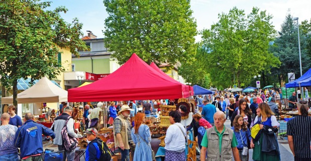 Zahlreiche Besucher des Flohmarkts in Spittal an der Drau